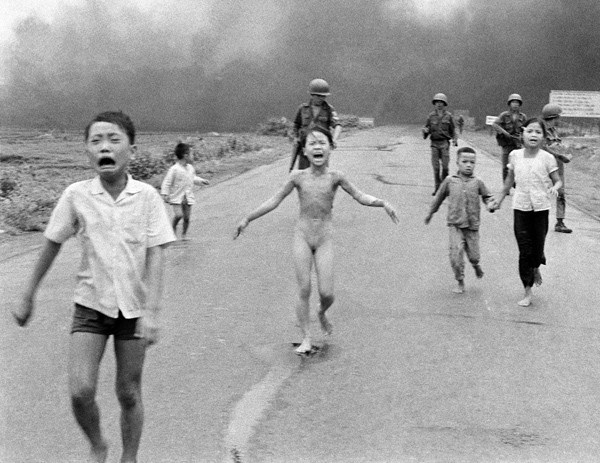 Hình ảnh cô bé Phan Thị Kim Phúc, 9 tuổi, chạy khỏi ngôi làng vừa hứng chịu trận bom Napalm của Mỹ tại huyện Trảng Bàng, Tây Ninh, Việt Nam ngày 6/8/1972. Sau khi bức ảnh được đăng tải, nhiều cuộc biểu tình phản đối và yêu cầu chấm dứt chiến tranh diễn ra tại một số thành phố lớn trên thế giới. Ảnh: Nick Ut
